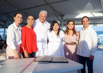 Realizan Bodas Colectivas 2026 en Playa Delfines en Cancún