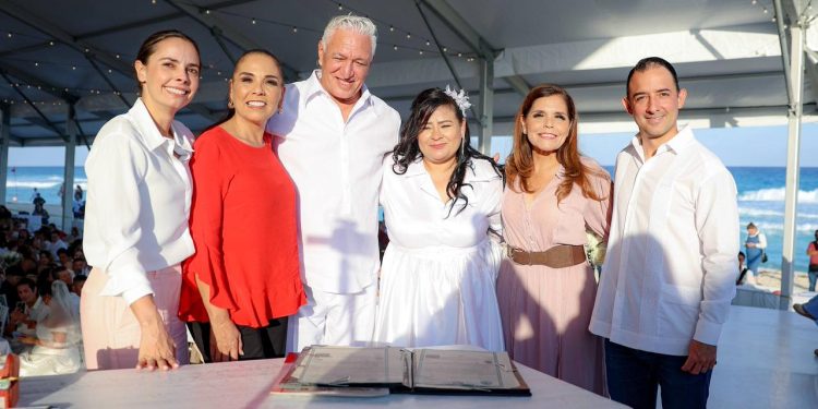 Realizan Bodas Colectivas 2026 en Playa Delfines en Cancún
