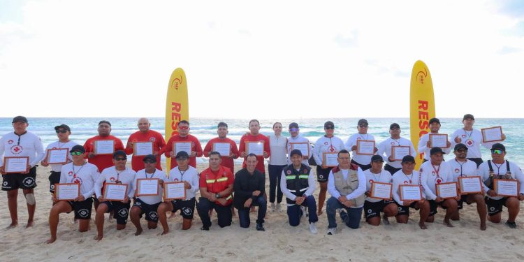 Ana Paty Peralta conmemora el Día del Guardavida en Playa Marlín
