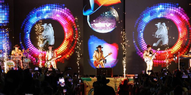 “Bronco” presente en el tercer día del “Carnaval Cancún 2026” en el Malecón Tajamar