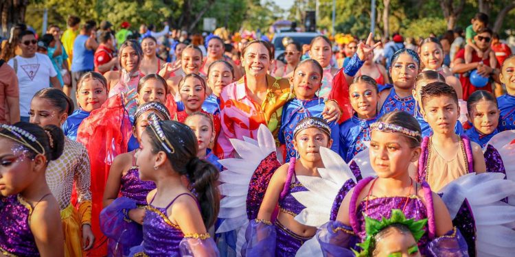 Ana Paty Peralta, encabezó el último y más candente día del Carnaval Cancún 2026