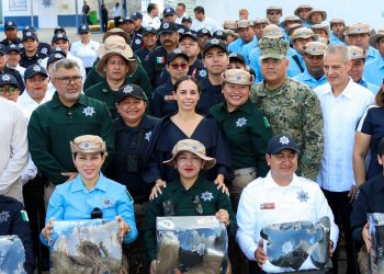 Ana Paty Peralta, encabezó la entrega de uniformes para la Transformación Policial