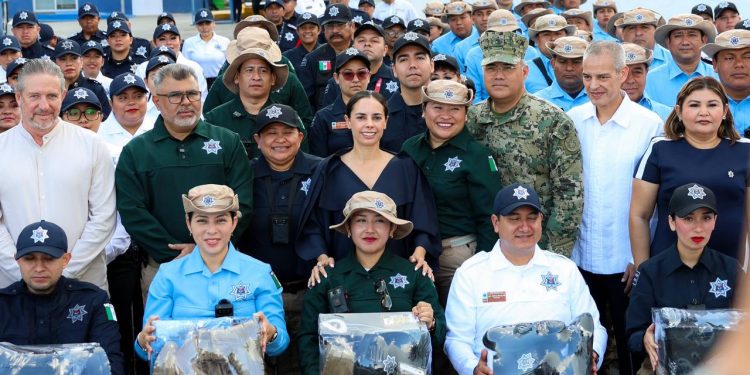 Ana Paty Peralta, encabezó la entrega de uniformes para la Transformación Policial