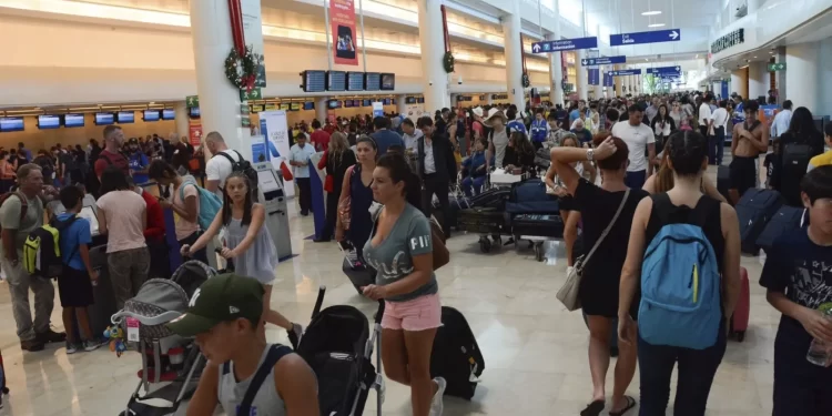 Tráfico aéreo en Cancún mantiene caída hasta 2026