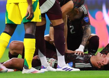 Edson Álvarez tras cirugía de tobillo que lo deja cuatro semanas fuera con Fenerbahçe