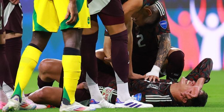 Edson Álvarez tras cirugía de tobillo que lo deja cuatro semanas fuera con Fenerbahçe