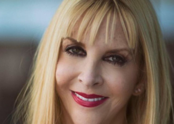 Shanik Berman desnuda en exposición artística