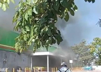 Incendio Bodega Aurrera Cozumel: Fuego Voraz en Isla