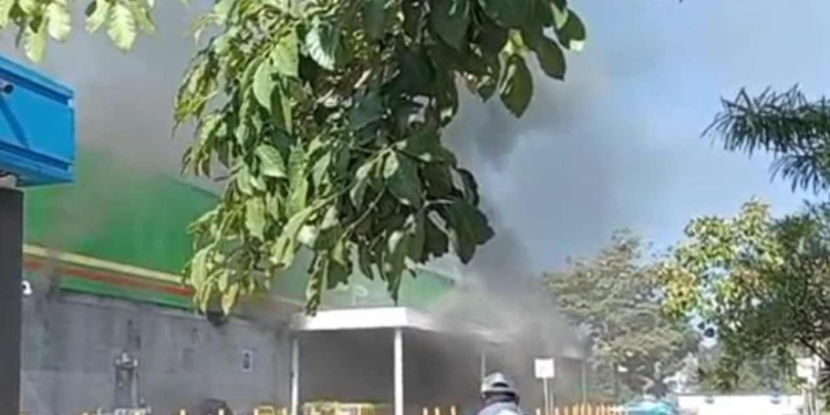 Incendio Bodega Aurrera Cozumel: Fuego Voraz en Isla