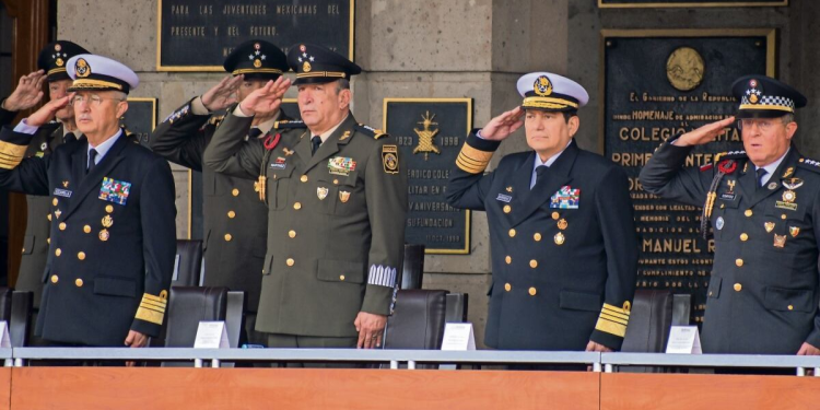 Apegarse a la Carta Magna: Llamado de Militares