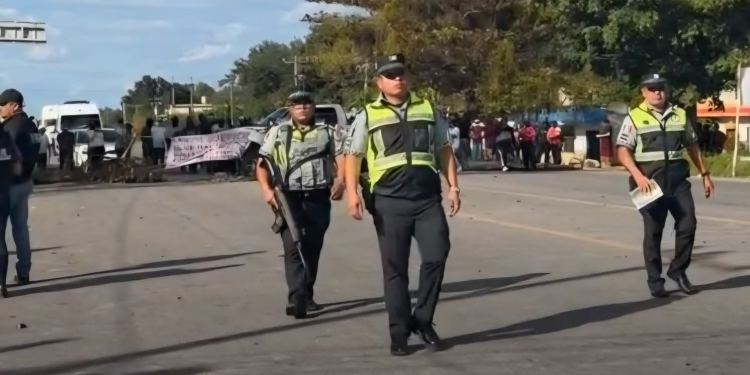 Bloqueo carretero Limones: 20 detenidos y vía libre