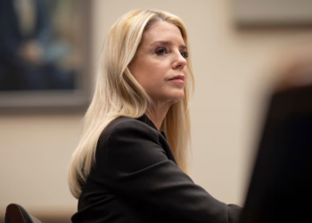Testimonio Pam Bondi genera tensión en Congreso de EU