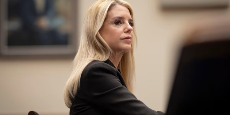 Testimonio Pam Bondi genera tensión en Congreso de EU