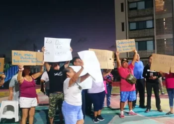 Vecinos de la colonia Donceles 28 en Cancún alzan la voz por fallas en el drenaje y fugas