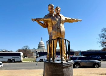Al estilo Jack y Rose Aparece estatua de Trump y Epstein frente al Capitolio y provoca polemica en Washington