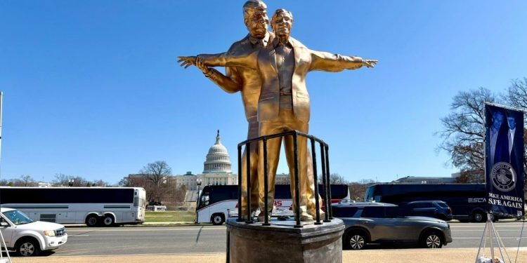 Al estilo Jack y Rose Aparece estatua de Trump y Epstein frente al Capitolio y provoca polemica en Washington