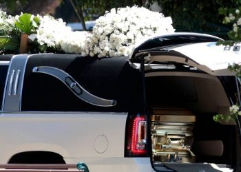 Asi fue el entierro de El Mencho en un ataud dorado decenas de arreglos florales y al ritmo de banda