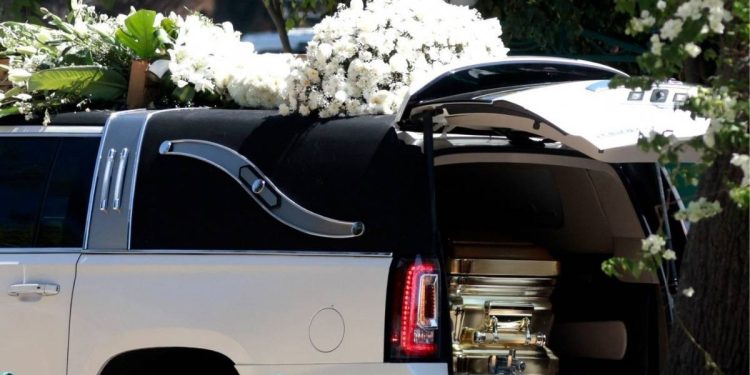 Asi fue el entierro de El Mencho en un ataud dorado decenas de arreglos florales y al ritmo de banda