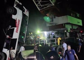 Autobús cae a un río en Bangladesh y deja 26 muertos