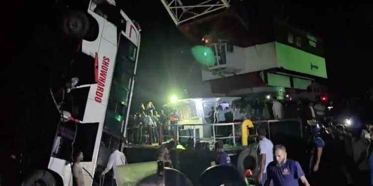 Autobús cae a un río en Bangladesh y deja 26 muertos