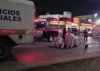 Mujer de la tercera edad es atropellada por motociclistas que jugaban carreritas en plena avenida