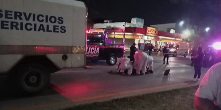Mujer de la tercera edad es atropellada por motociclistas que jugaban carreritas en plena avenida
