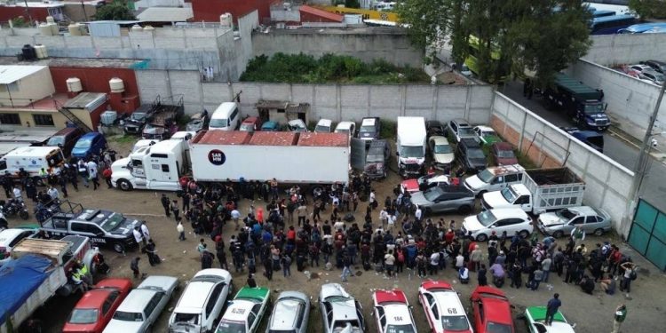 Hallan a 229 migrantes en trailer en Veracuz habia 17 menores de edad