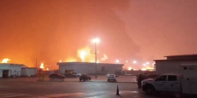 Incendio al exterior de refinería de Dos Bocas, Tabasco, deja cinco muertos