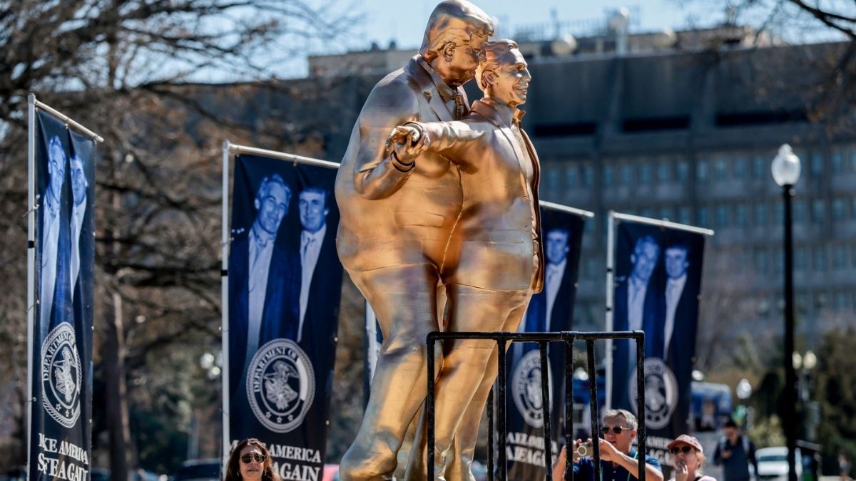 La estatua representa la iconica escena de Titanic