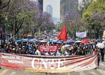 Marcha CNTE CDMX maestros se enfrentan con policias y anuncian planton de 72 horas