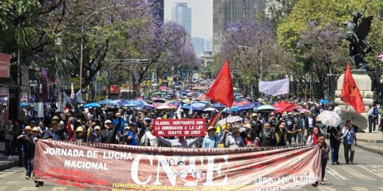 Marcha CNTE CDMX maestros se enfrentan con policias y anuncian planton de 72 horas