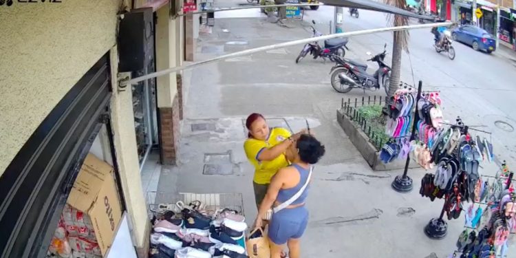 Mujeres pelean con cuchillos en plena avenida, una termina sin vida