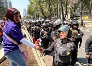 Mujeres regalan flores a policias en marcha del 8M en CDMX gesto se vuelve viral