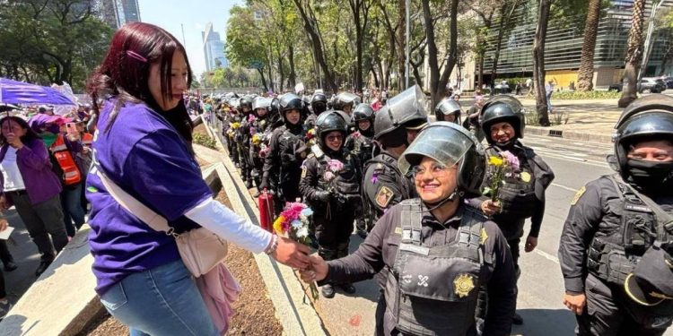 Mujeres regalan flores a policias en marcha del 8M en CDMX gesto se vuelve viral