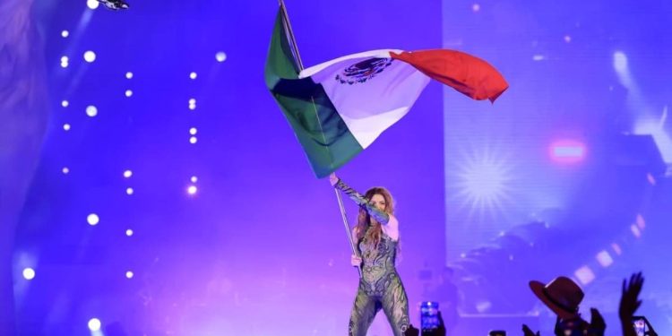 Shakira rompe record en el Zocalo reune a 400 mil personas en concierto gratuito en CDMX