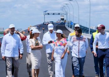 Supervisan Claudia Sheinbaum y Mara Lezama avances del puente Nichupte en Cancun