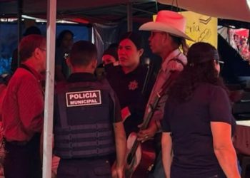 Turista de Estados Unidos se vuelve viral tras callar a músico en mercado de Tepic