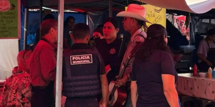 Turista de Estados Unidos se vuelve viral tras callar a músico en mercado de Tepic