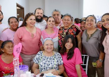 Ana Paty Peralta desayuna con “Tianguistas Verdes” en Cancún