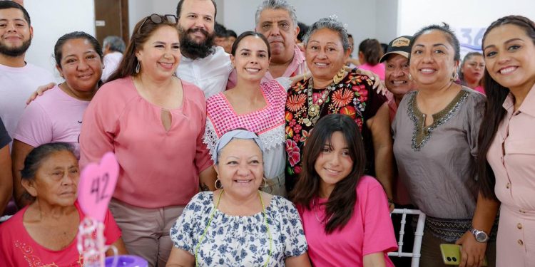 Ana Paty Peralta desayuna con “Tianguistas Verdes” en Cancún