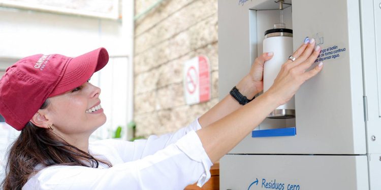 Ana Paty Peralta, constató la implementación de tecnología innovadora que permitirá dotar de agua potable accesible y gratuita a la ciudadanía