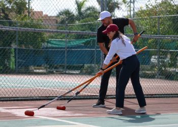 Ana Paty Peralta supervisó los trabajos de mantenimiento de la cancha de tenis del Campo Deportivo “8 de Octubre” de Cancún