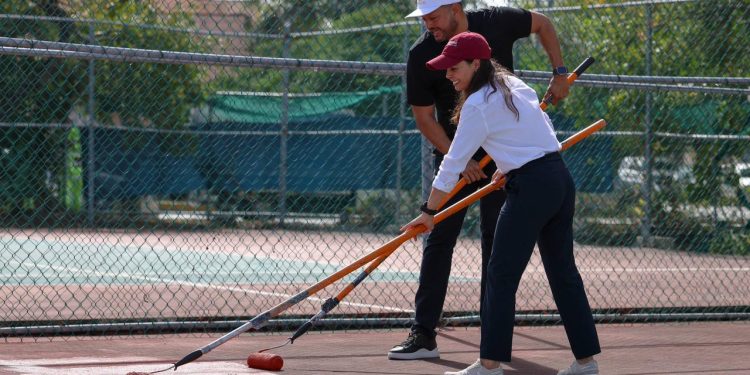 Ana Paty Peralta supervisó los trabajos de mantenimiento de la cancha de tenis del Campo Deportivo “8 de Octubre” de Cancún