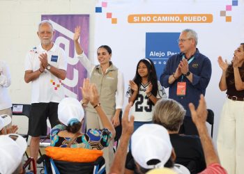 Ana Paty Peralta, participó en la entrega de 20 sillas de ruedas y 10 bicicletas a beneficiarios cancunenses