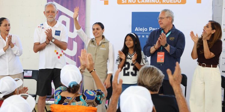 Ana Paty Peralta, participó en la entrega de 20 sillas de ruedas y 10 bicicletas a beneficiarios cancunenses