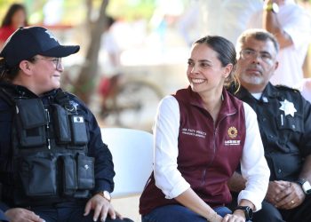 Ana Paty Peralta entrega patrullas para reforzar los Comités de Paz en la SM 92