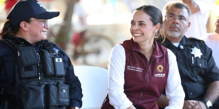 Ana Paty Peralta entrega patrullas para reforzar los Comités de Paz en la SM 92