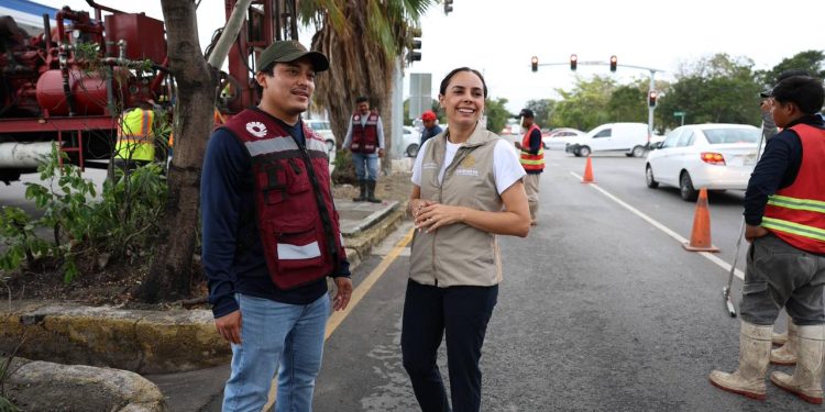 Ana Paty Peralta supervisó los trabajos de desazolve en la SM 31 de Cancún