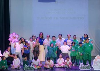 Ana Paty Peralta, presenció la actividad cultural “Sueños en Movimiento” en el Teatro 8 de octubre