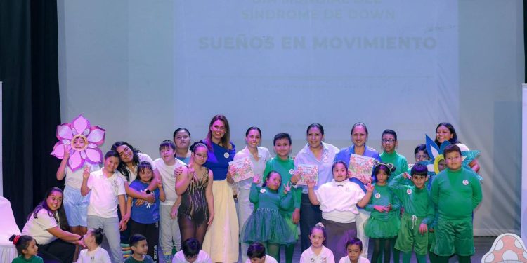 Ana Paty Peralta, presenció la actividad cultural “Sueños en Movimiento” en el Teatro 8 de octubre